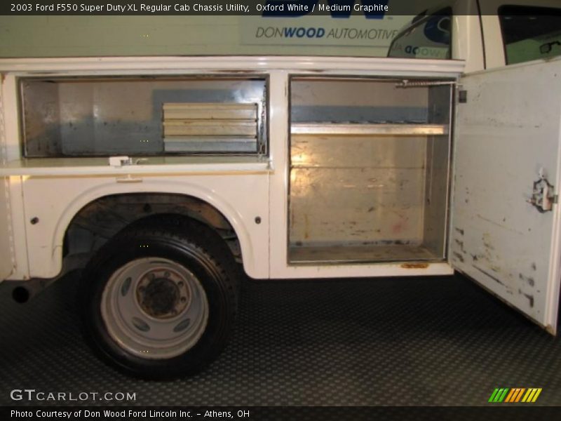 Oxford White / Medium Graphite 2003 Ford F550 Super Duty XL Regular Cab Chassis Utility
