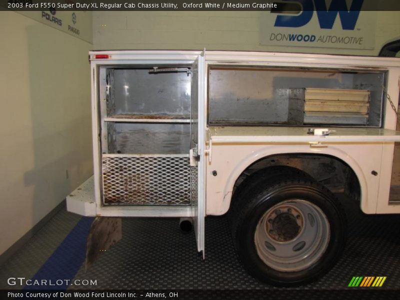 Oxford White / Medium Graphite 2003 Ford F550 Super Duty XL Regular Cab Chassis Utility