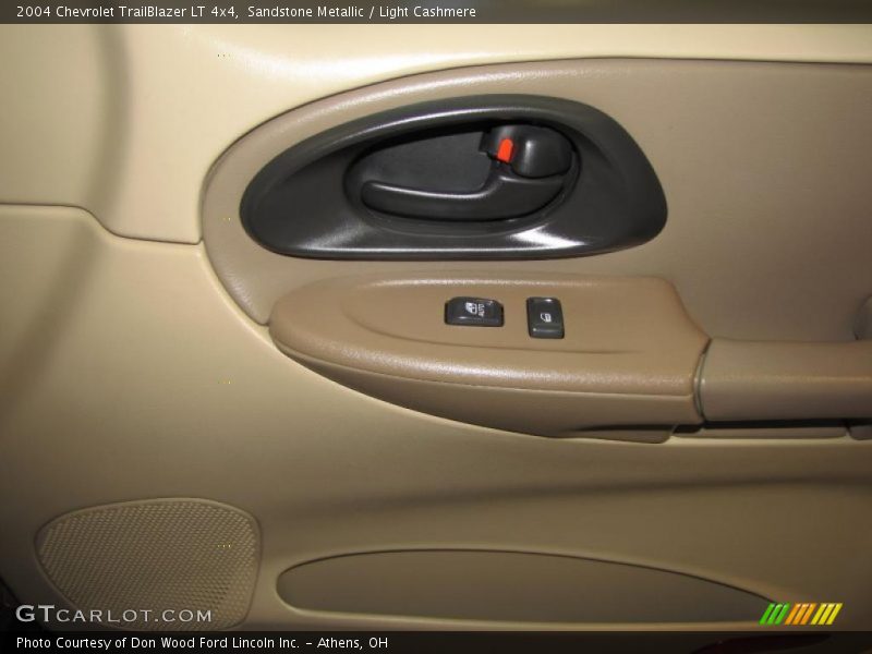 Sandstone Metallic / Light Cashmere 2004 Chevrolet TrailBlazer LT 4x4
