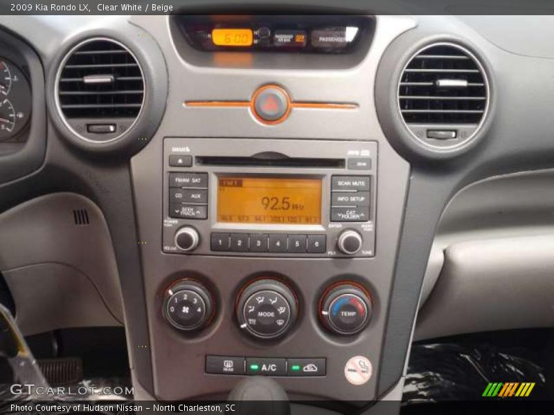 Clear White / Beige 2009 Kia Rondo LX