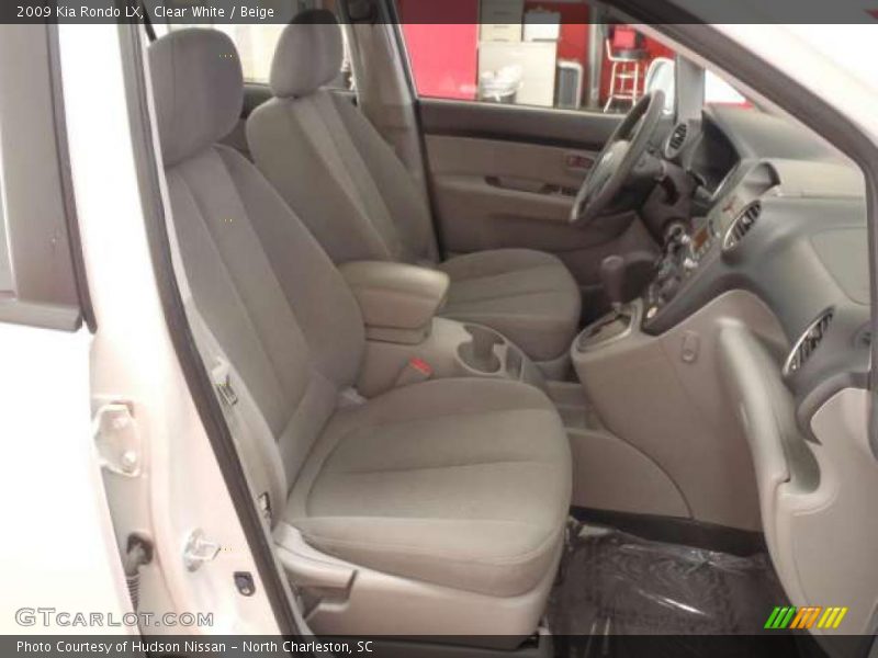 Clear White / Beige 2009 Kia Rondo LX