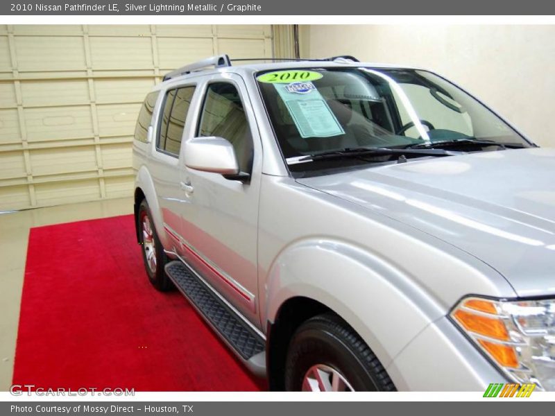 Silver Lightning Metallic / Graphite 2010 Nissan Pathfinder LE