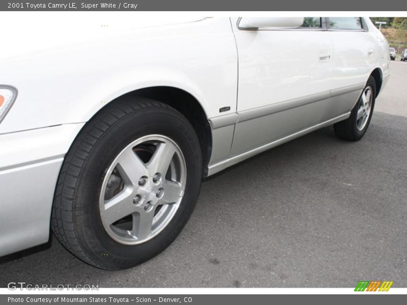 Super White / Gray 2001 Toyota Camry LE