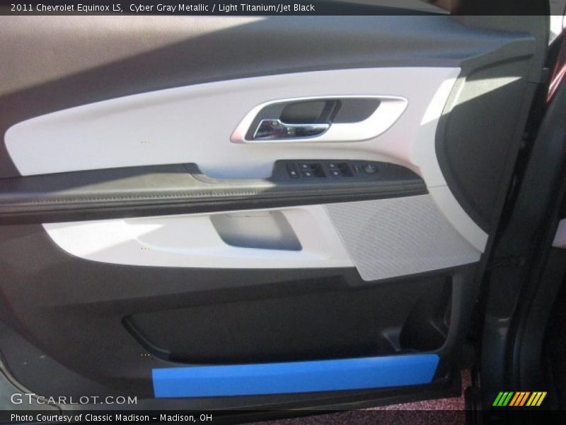 Cyber Gray Metallic / Light Titanium/Jet Black 2011 Chevrolet Equinox LS
