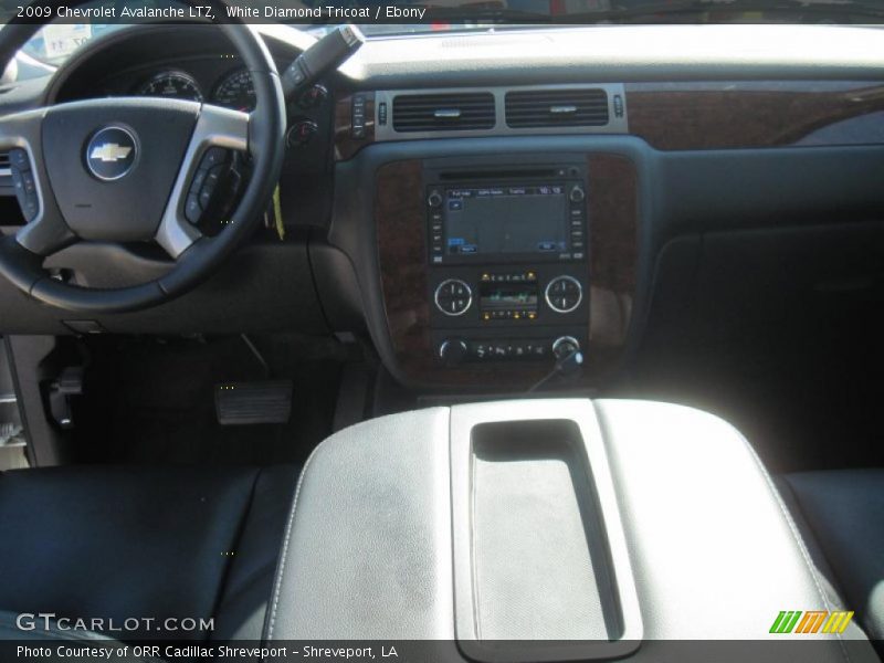 White Diamond Tricoat / Ebony 2009 Chevrolet Avalanche LTZ