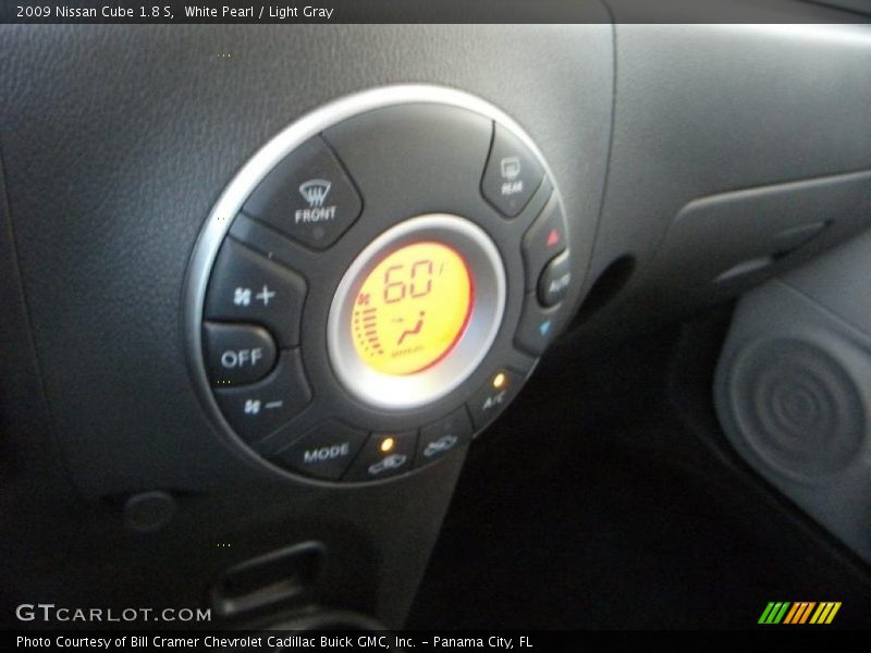 White Pearl / Light Gray 2009 Nissan Cube 1.8 S
