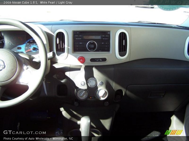 White Pearl / Light Gray 2009 Nissan Cube 1.8 S