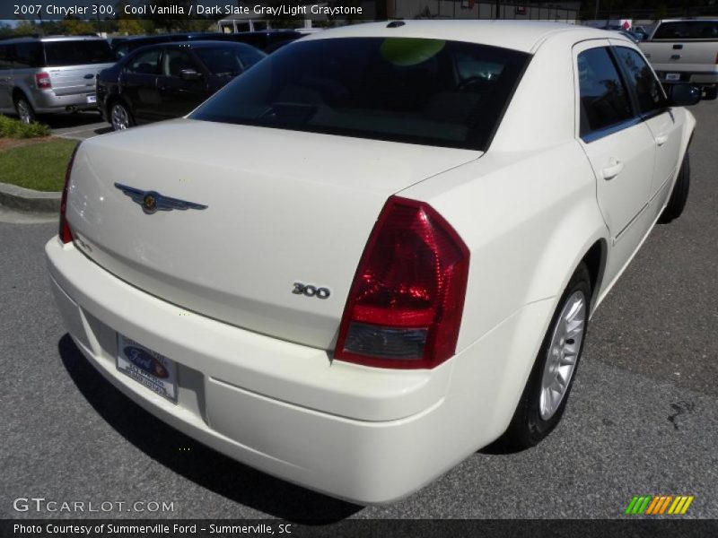 Cool Vanilla / Dark Slate Gray/Light Graystone 2007 Chrysler 300
