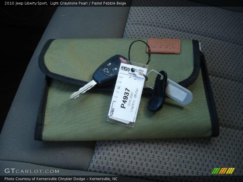 Light Graystone Pearl / Pastel Pebble Beige 2010 Jeep Liberty Sport