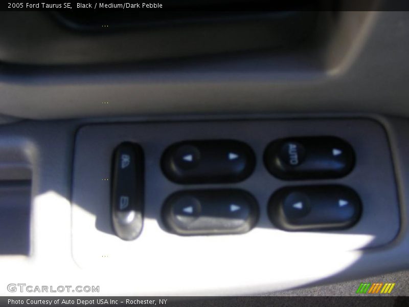 Black / Medium/Dark Pebble 2005 Ford Taurus SE