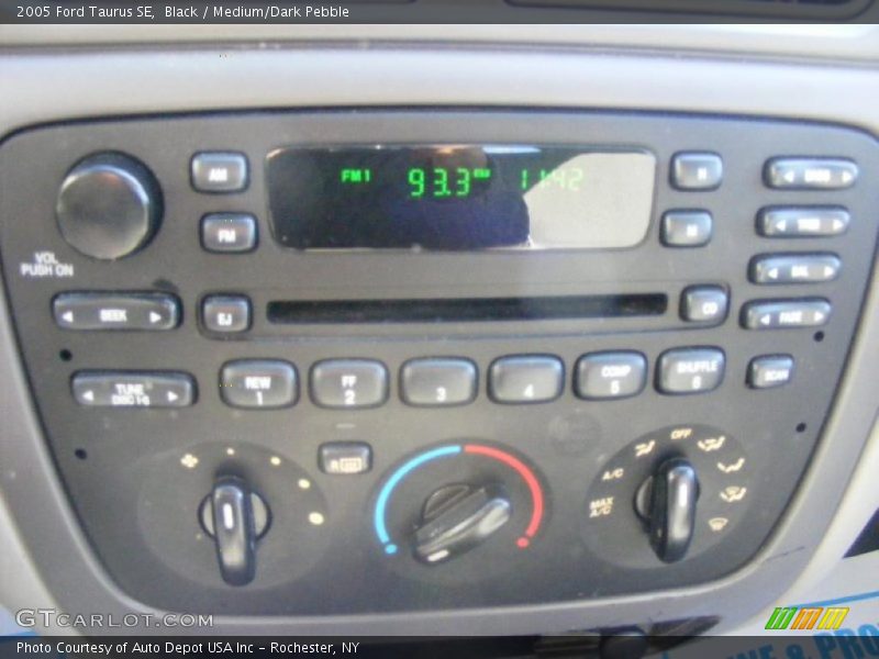 Black / Medium/Dark Pebble 2005 Ford Taurus SE