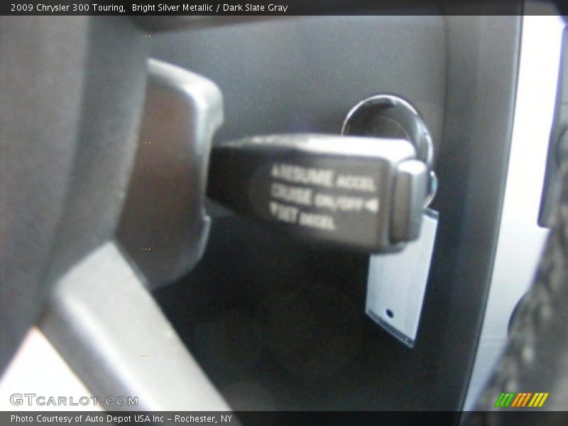 Bright Silver Metallic / Dark Slate Gray 2009 Chrysler 300 Touring
