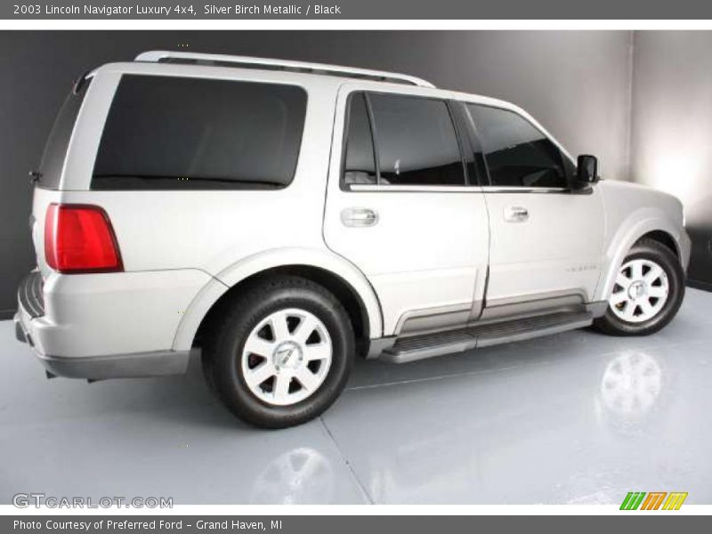 Silver Birch Metallic / Black 2003 Lincoln Navigator Luxury 4x4