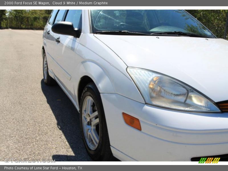 Cloud 9 White / Medium Graphite 2000 Ford Focus SE Wagon