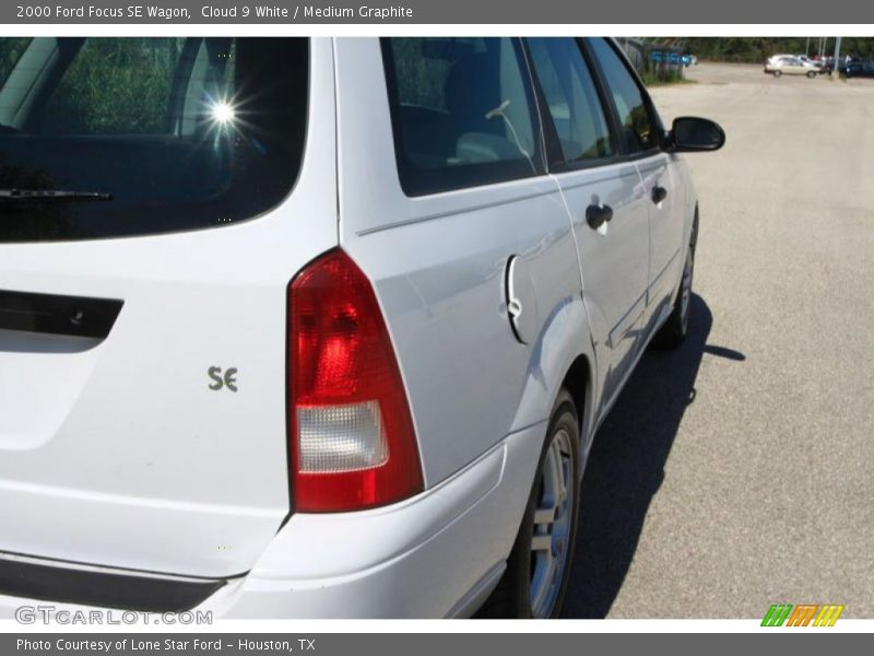 Cloud 9 White / Medium Graphite 2000 Ford Focus SE Wagon