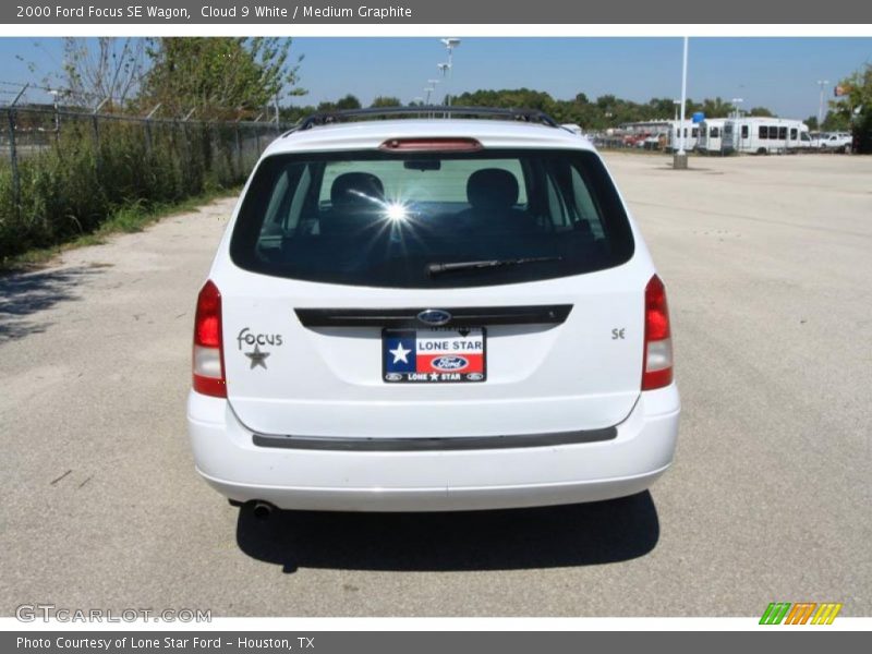 Cloud 9 White / Medium Graphite 2000 Ford Focus SE Wagon