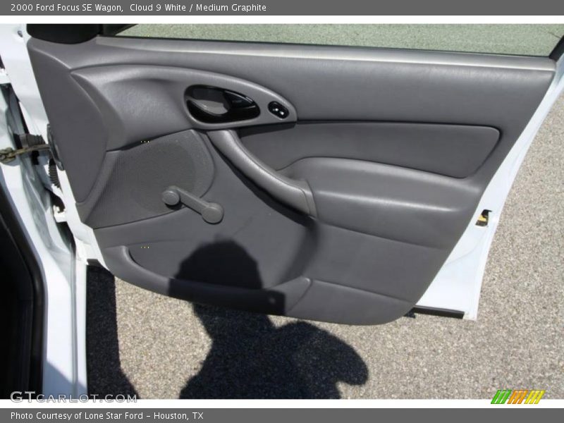 Cloud 9 White / Medium Graphite 2000 Ford Focus SE Wagon