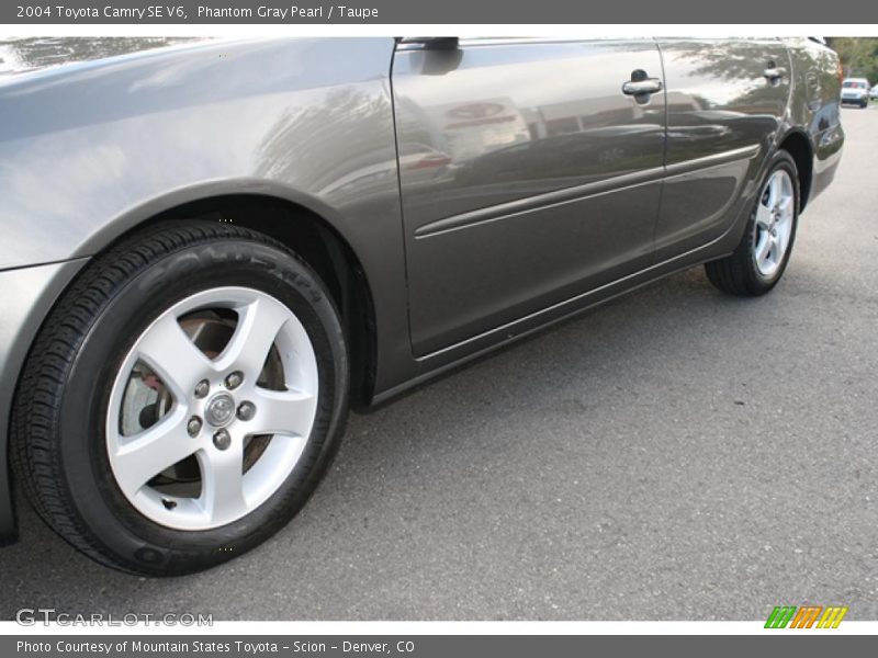 Phantom Gray Pearl / Taupe 2004 Toyota Camry SE V6