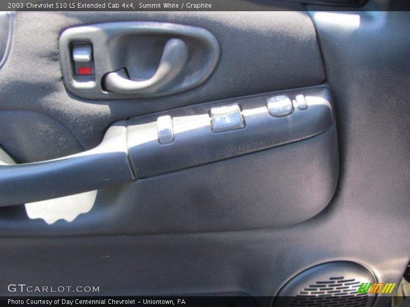 Summit White / Graphite 2003 Chevrolet S10 LS Extended Cab 4x4