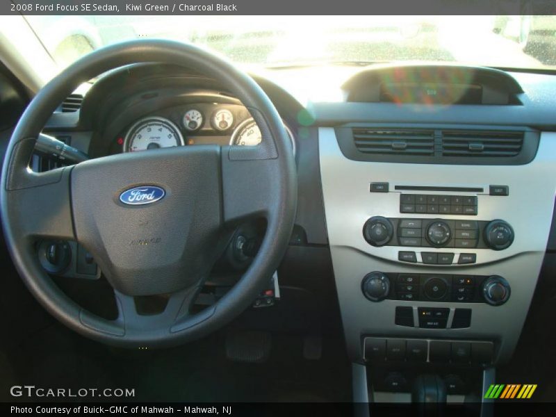 Kiwi Green / Charcoal Black 2008 Ford Focus SE Sedan