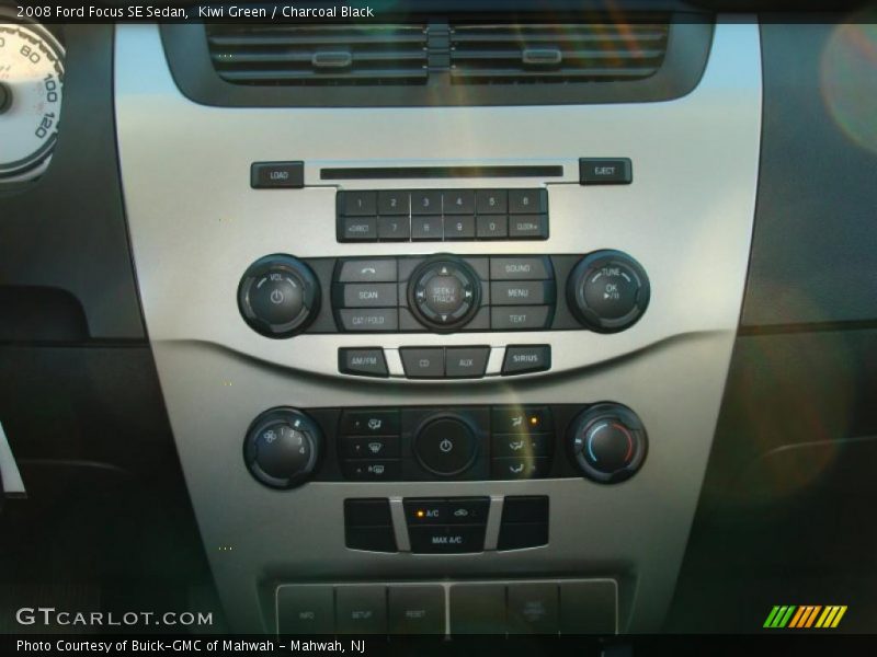 Kiwi Green / Charcoal Black 2008 Ford Focus SE Sedan