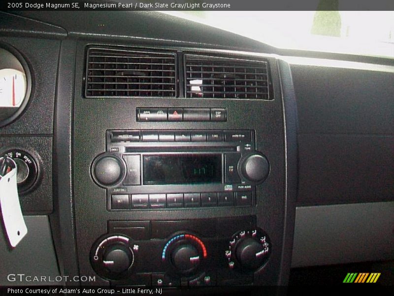 Magnesium Pearl / Dark Slate Gray/Light Graystone 2005 Dodge Magnum SE