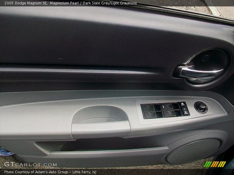Magnesium Pearl / Dark Slate Gray/Light Graystone 2005 Dodge Magnum SE