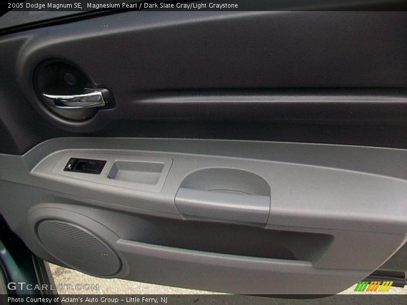 Magnesium Pearl / Dark Slate Gray/Light Graystone 2005 Dodge Magnum SE