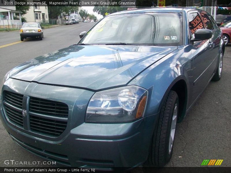 Magnesium Pearl / Dark Slate Gray/Light Graystone 2005 Dodge Magnum SE