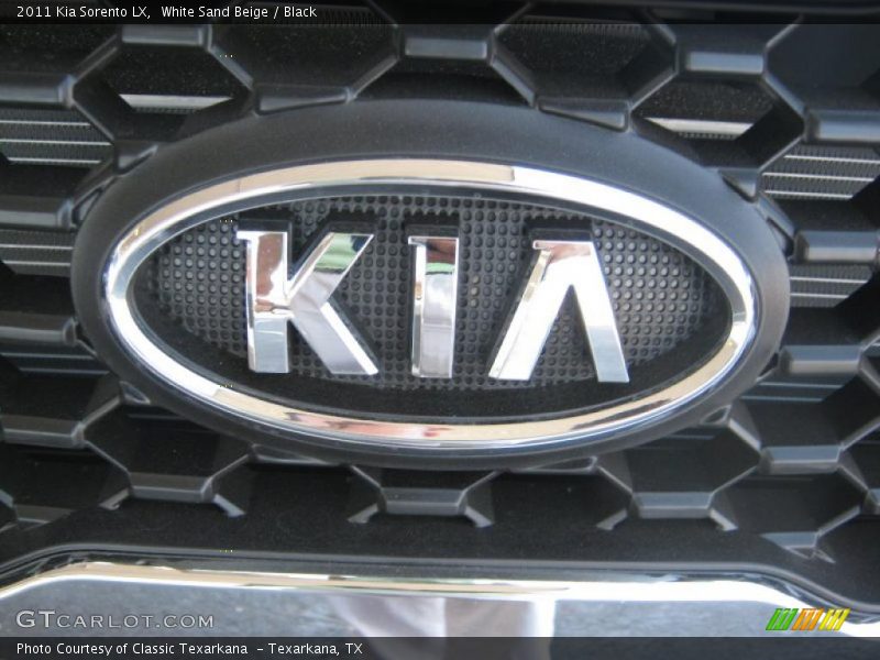 White Sand Beige / Black 2011 Kia Sorento LX