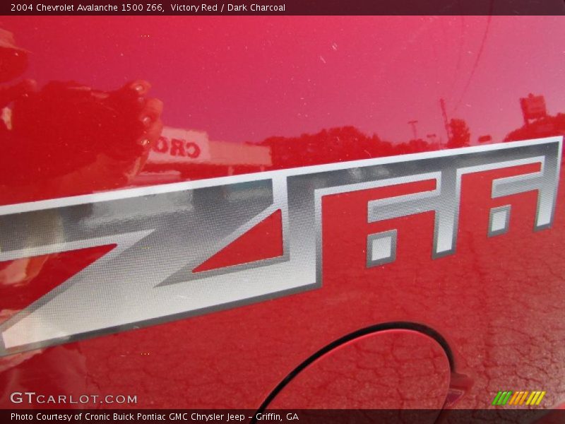 Victory Red / Dark Charcoal 2004 Chevrolet Avalanche 1500 Z66