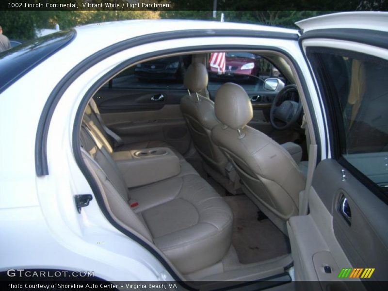 Vibrant White / Light Parchment 2002 Lincoln Continental