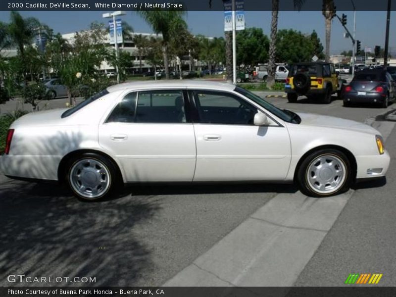 White Diamond / Neutral Shale 2000 Cadillac DeVille Sedan