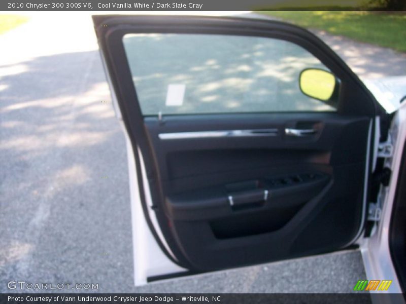 Cool Vanilla White / Dark Slate Gray 2010 Chrysler 300 300S V6