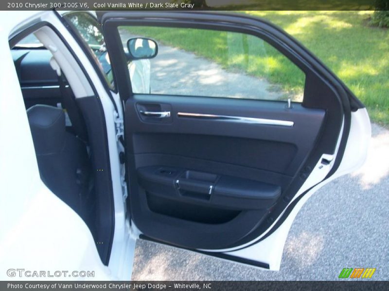 Cool Vanilla White / Dark Slate Gray 2010 Chrysler 300 300S V6