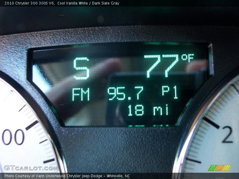 Cool Vanilla White / Dark Slate Gray 2010 Chrysler 300 300S V6