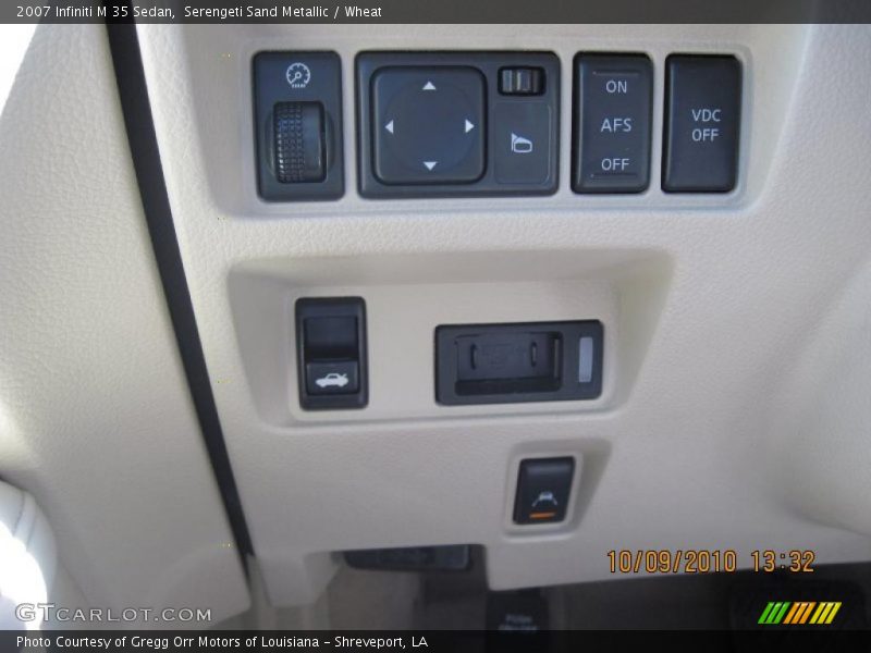 Controls of 2007 M 35 Sedan