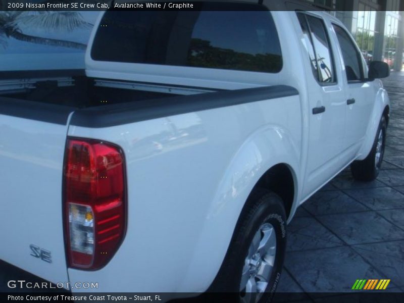 Avalanche White / Graphite 2009 Nissan Frontier SE Crew Cab