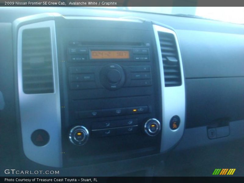 Avalanche White / Graphite 2009 Nissan Frontier SE Crew Cab