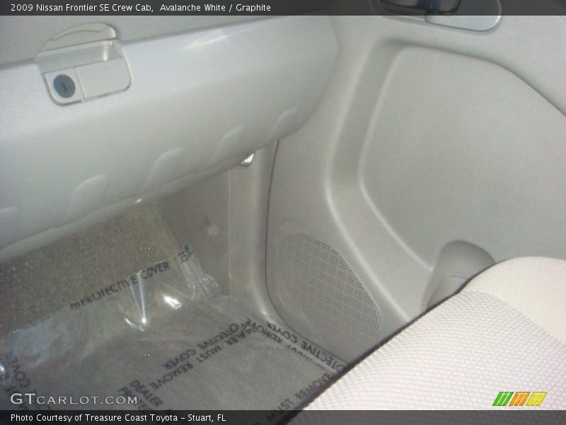 Avalanche White / Graphite 2009 Nissan Frontier SE Crew Cab