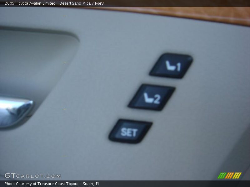 Desert Sand Mica / Ivory 2005 Toyota Avalon Limited