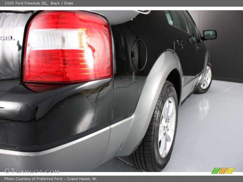 Black / Shale 2005 Ford Freestyle SEL
