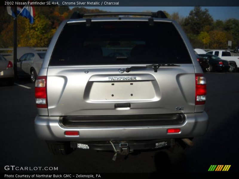 Chrome Silver Metallic / Charcoal 2002 Nissan Pathfinder SE 4x4