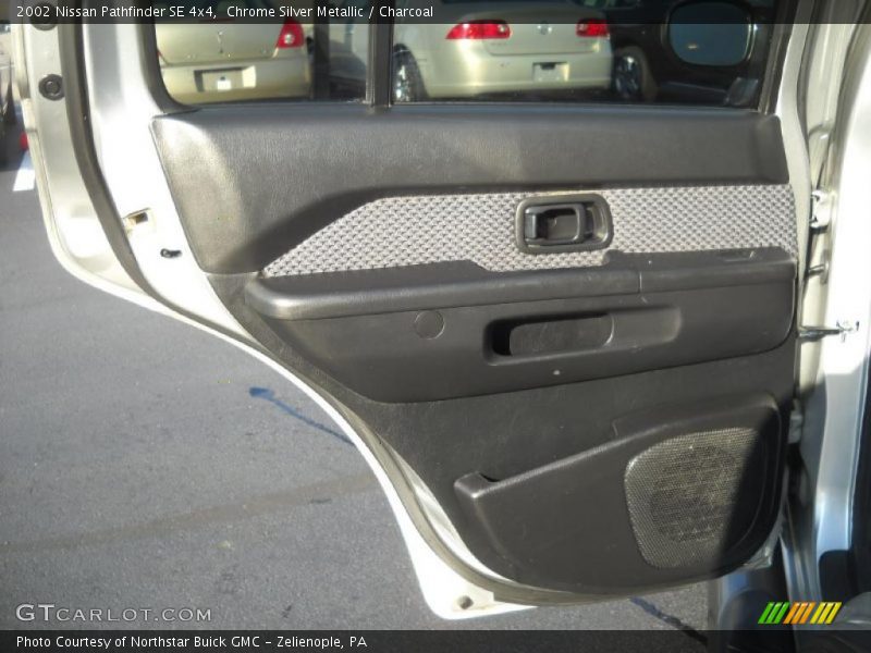 Chrome Silver Metallic / Charcoal 2002 Nissan Pathfinder SE 4x4