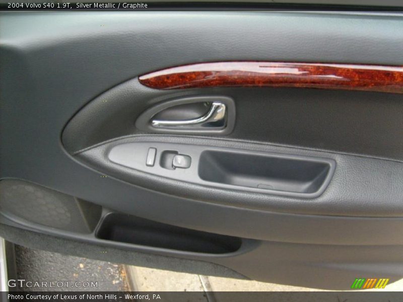 Silver Metallic / Graphite 2004 Volvo S40 1.9T