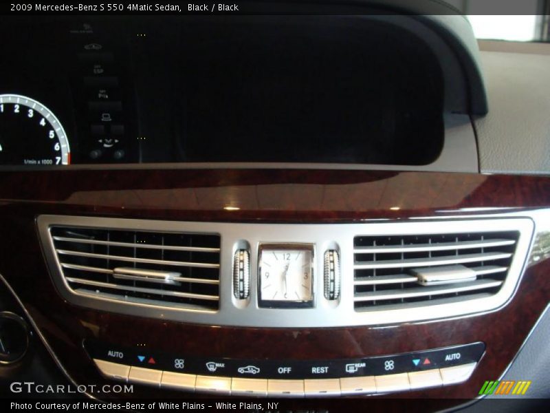 Controls of 2009 S 550 4Matic Sedan