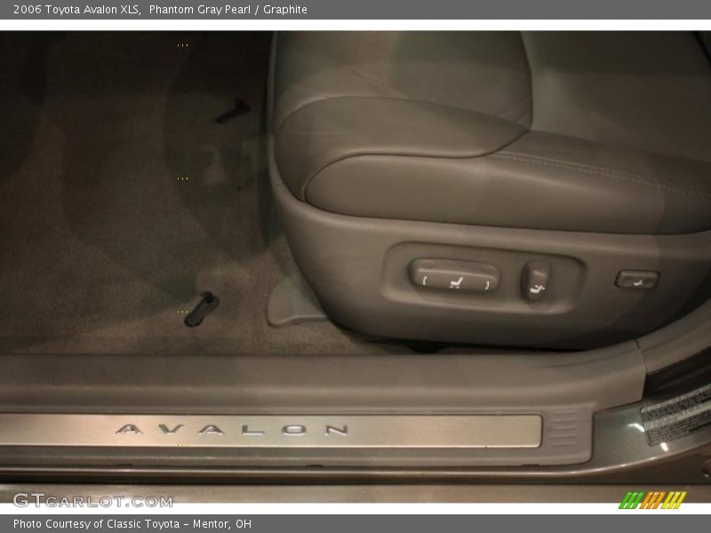Phantom Gray Pearl / Graphite 2006 Toyota Avalon XLS