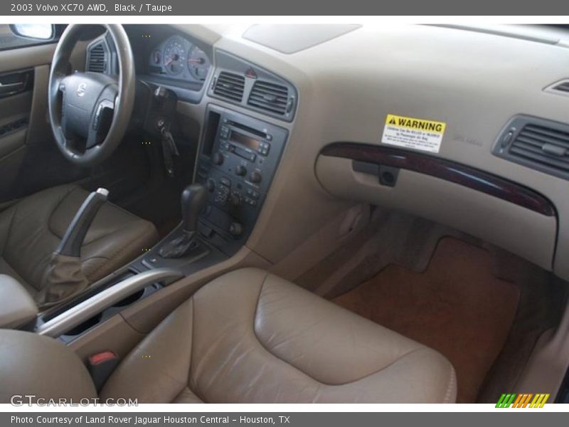 Dashboard of 2003 XC70 AWD