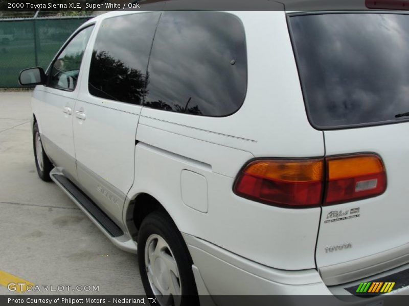 Super White / Oak 2000 Toyota Sienna XLE