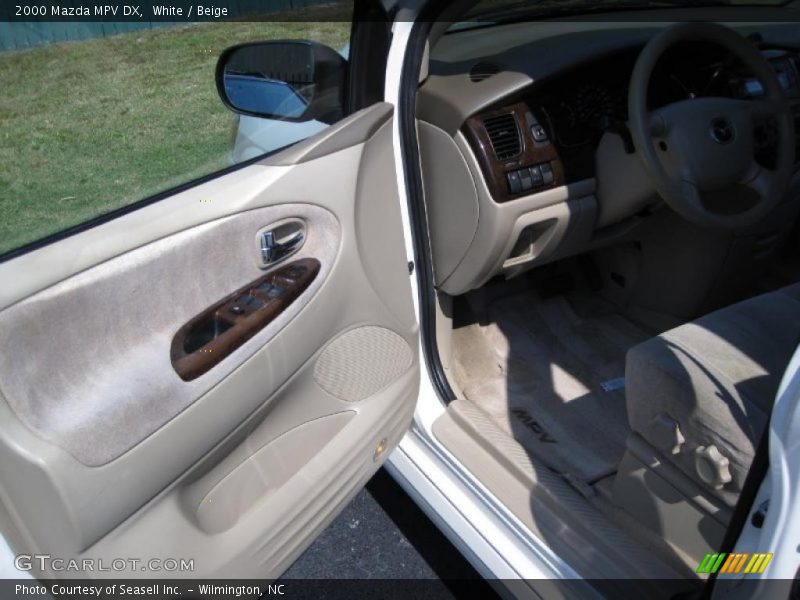White / Beige 2000 Mazda MPV DX